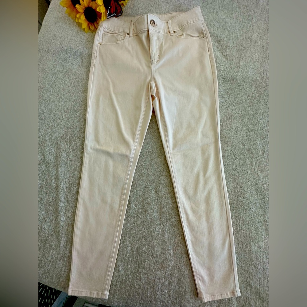 WHBM NWOT “The Skinny Ankle” light peach jeans. Never worn. PERFECT! 🌻